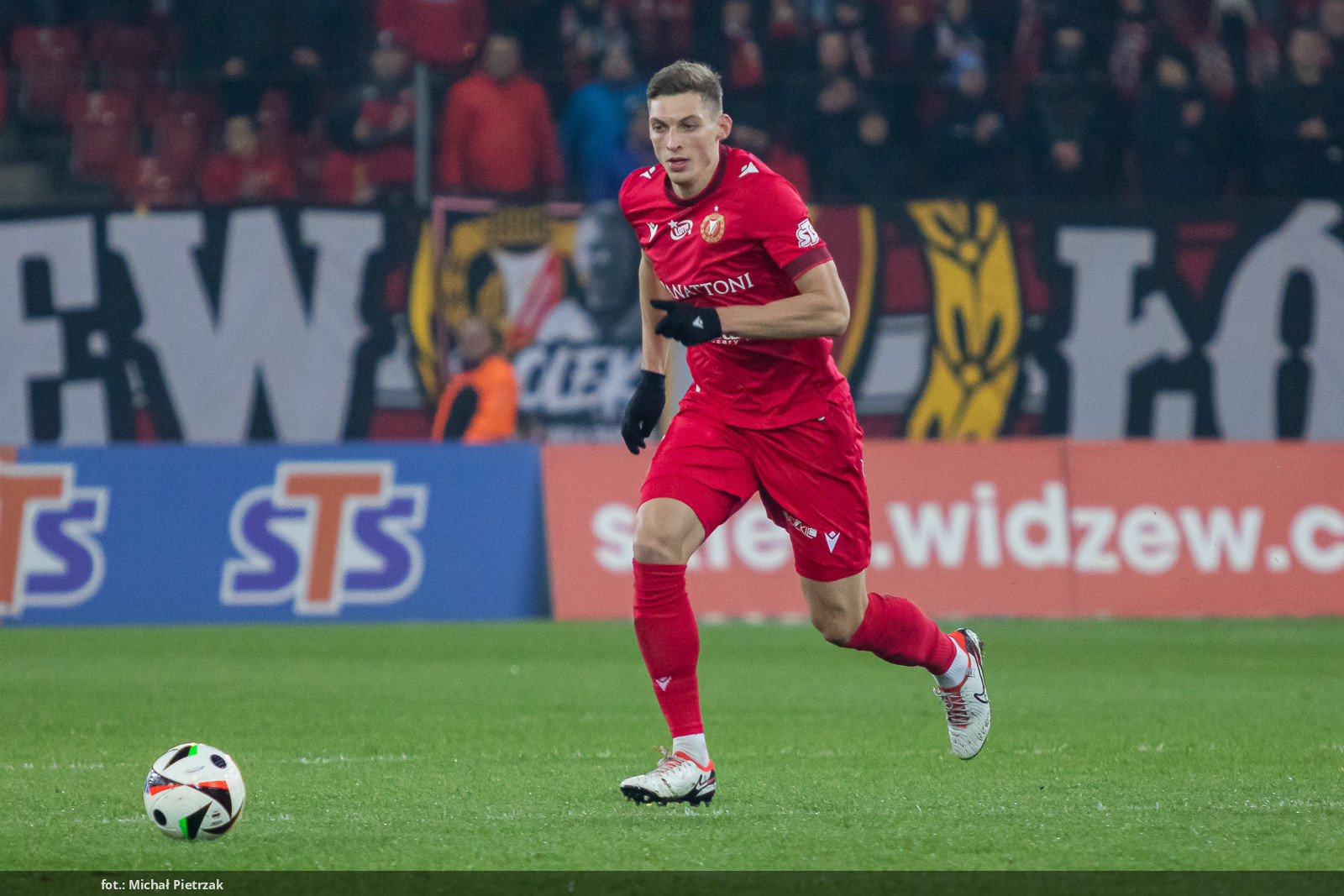 Le FC Metz vise un renfort défensif alors que Luc Holtz cible un défenseur de Widzew Łódź