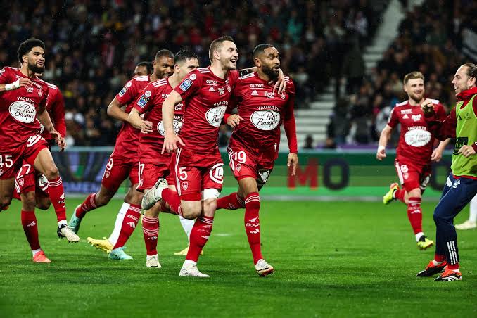 L’entraîneur du Stade Brestois dévoile la liste des joueurs qui quitteront le club cet été